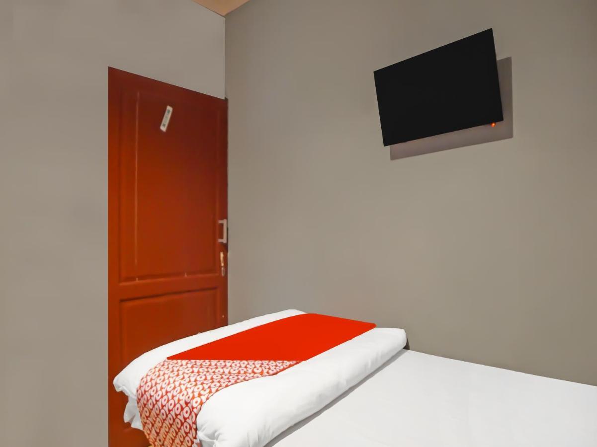 Oyo 990 Stadion Residence Syariah Medan Luaran gambar