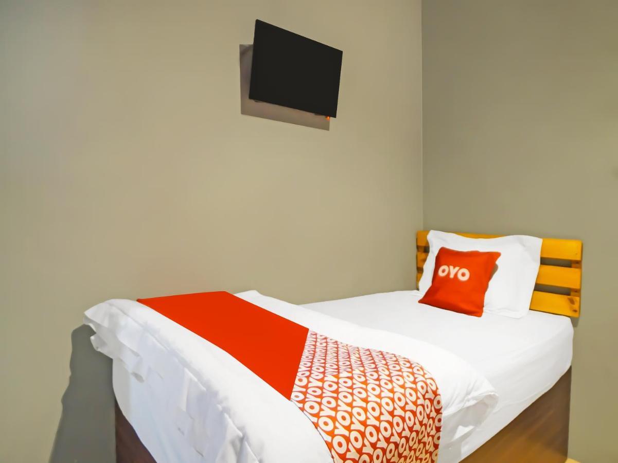 Oyo 990 Stadion Residence Syariah Medan Luaran gambar