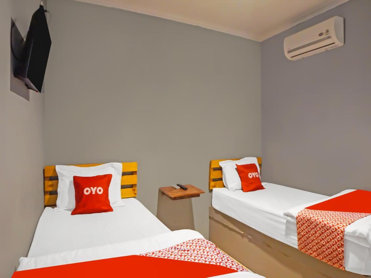 Oyo 990 Stadion Residence Syariah Medan Luaran gambar