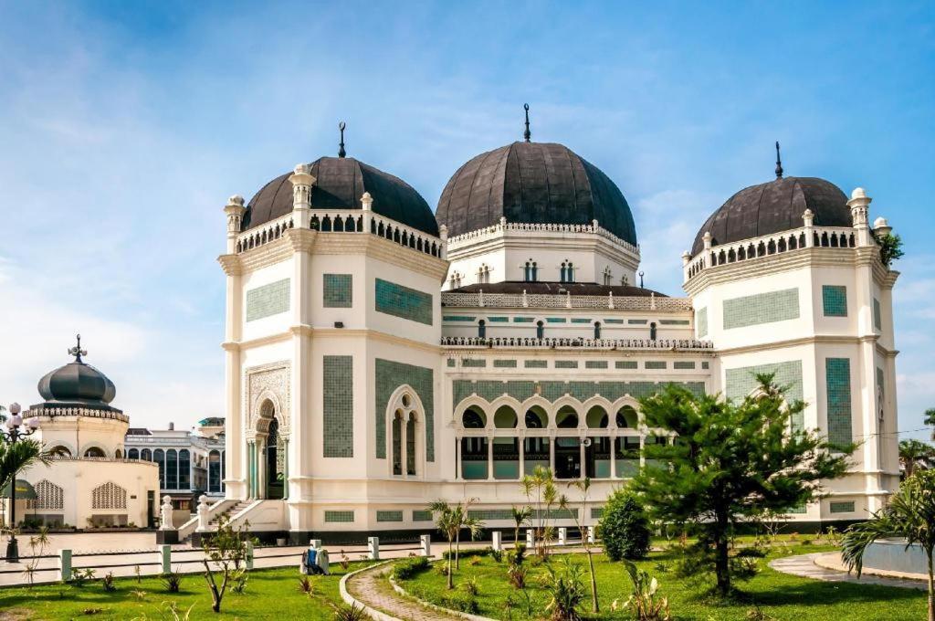 Oyo 990 Stadion Residence Syariah Medan Luaran gambar